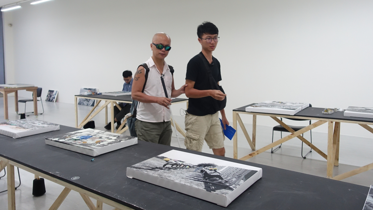 視障朋友家峰藉由陪同者口述觀看展覽