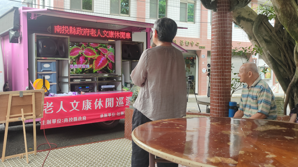 每個月文康巡迴車來時，就是長輩最開心的時候，以歌會友
