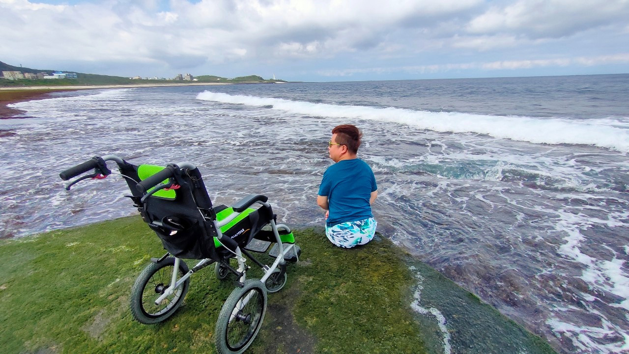 凱哥從小愛玩水，坐在海的邊緣，他嚮往的不只是水面，而是更深處的世界