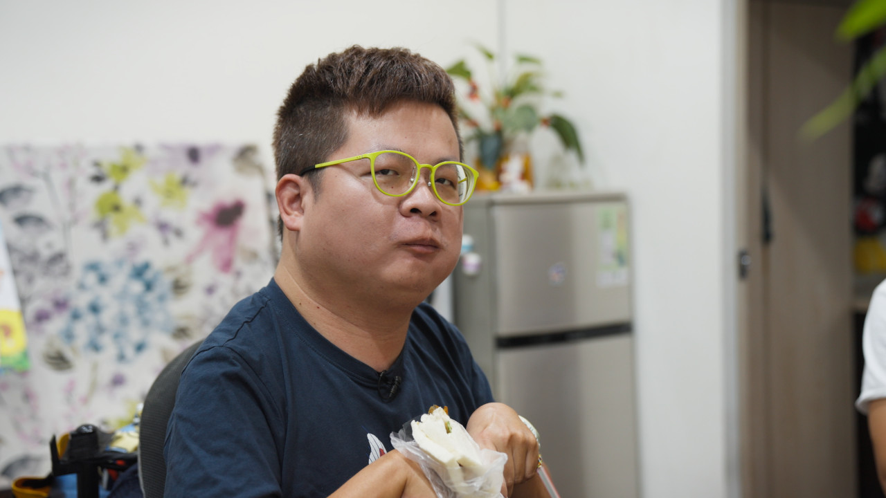 凱哥雙手蜷曲、抓握力有限，不過只要把三明治放到他手裡，他依然能自己好好吃完