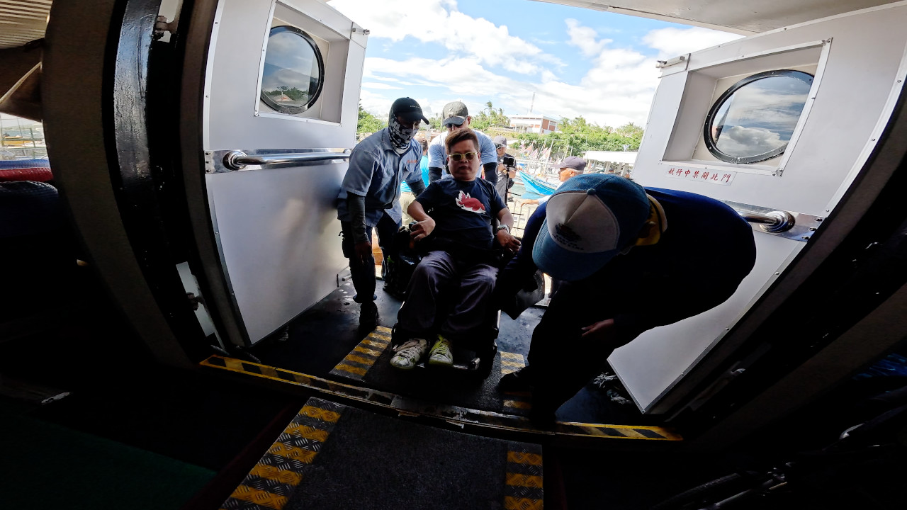 前往綠島的船沒有無障礙，需要工作人員協助