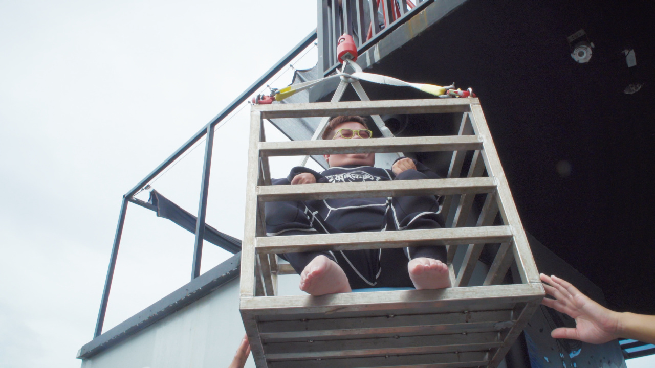 練習泳游池沒有無障礙只好用吊的