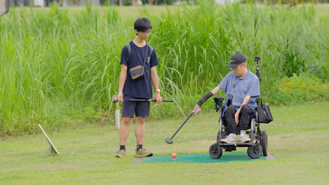文凱打高爾夫球