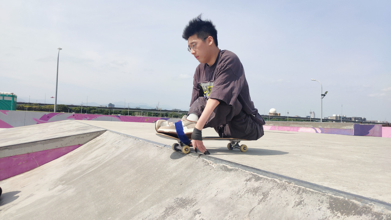 滑板是一種鍛鍊心智的過程，每次下坡都可能跌倒或受傷