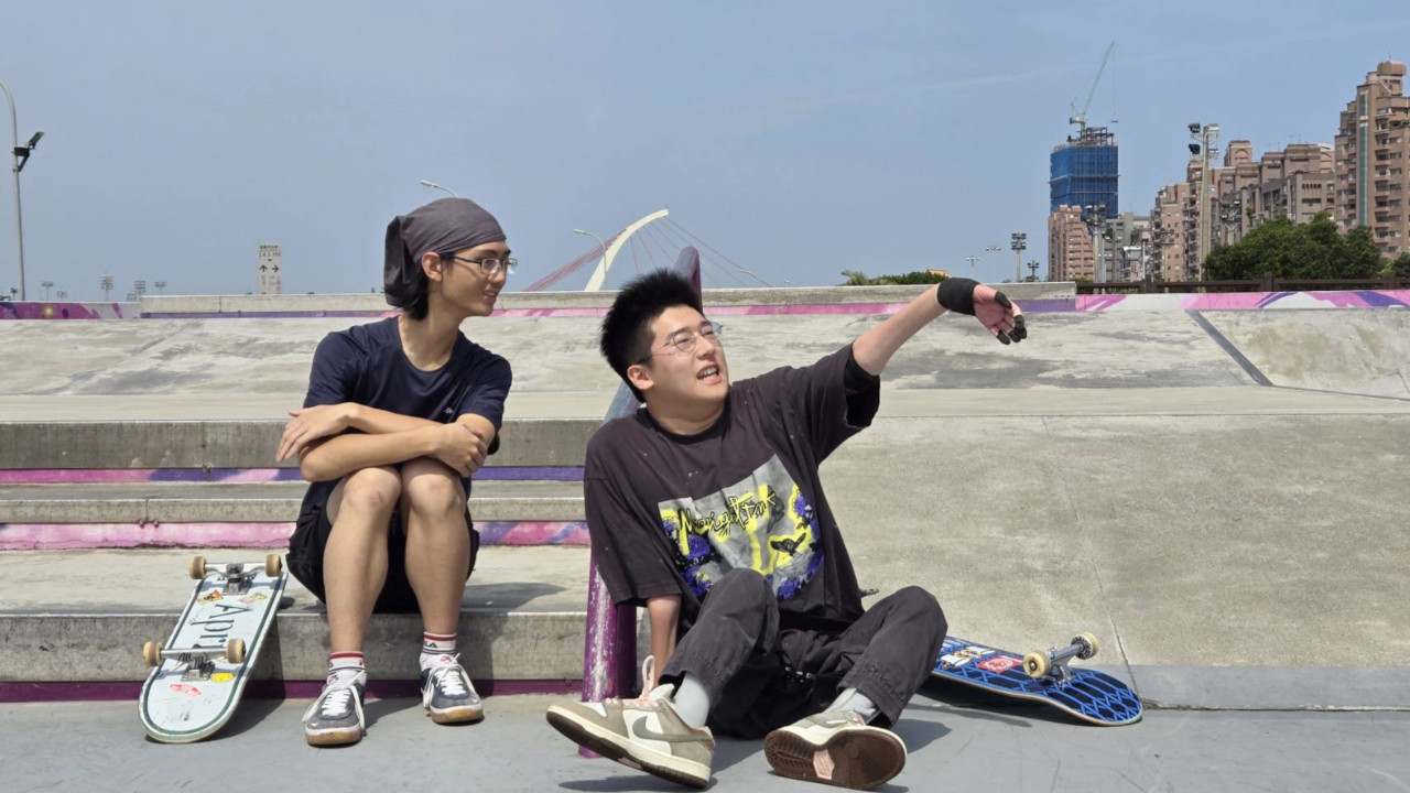 嘉恩說文凱懂得很多，又是個有趣的人，所以文凱找他一起來玩滑板，他立馬就答應