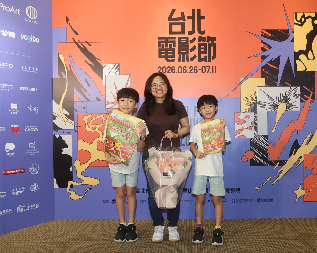 《預備！嗶！》小演員楊鈞訸、導演陳秋甫、小演員楊鈞訸弟弟(左至右)